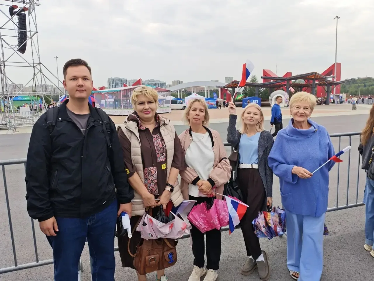 Сегодня педагоги нашей школы с гордостью присоединились к праздничному параду, посвящен...