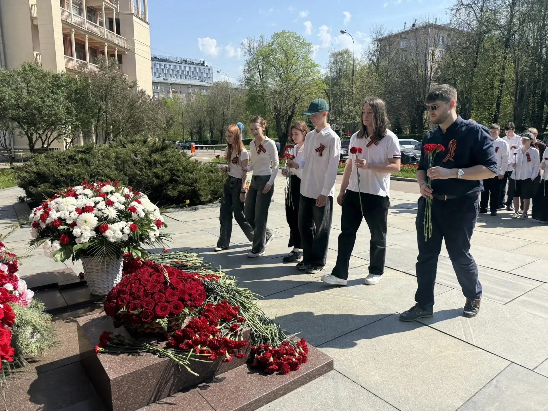 🌺 Красные гвоздики  ❤ Сегодня прошло возложение цветов к памятнику работников центральных профсоюзны