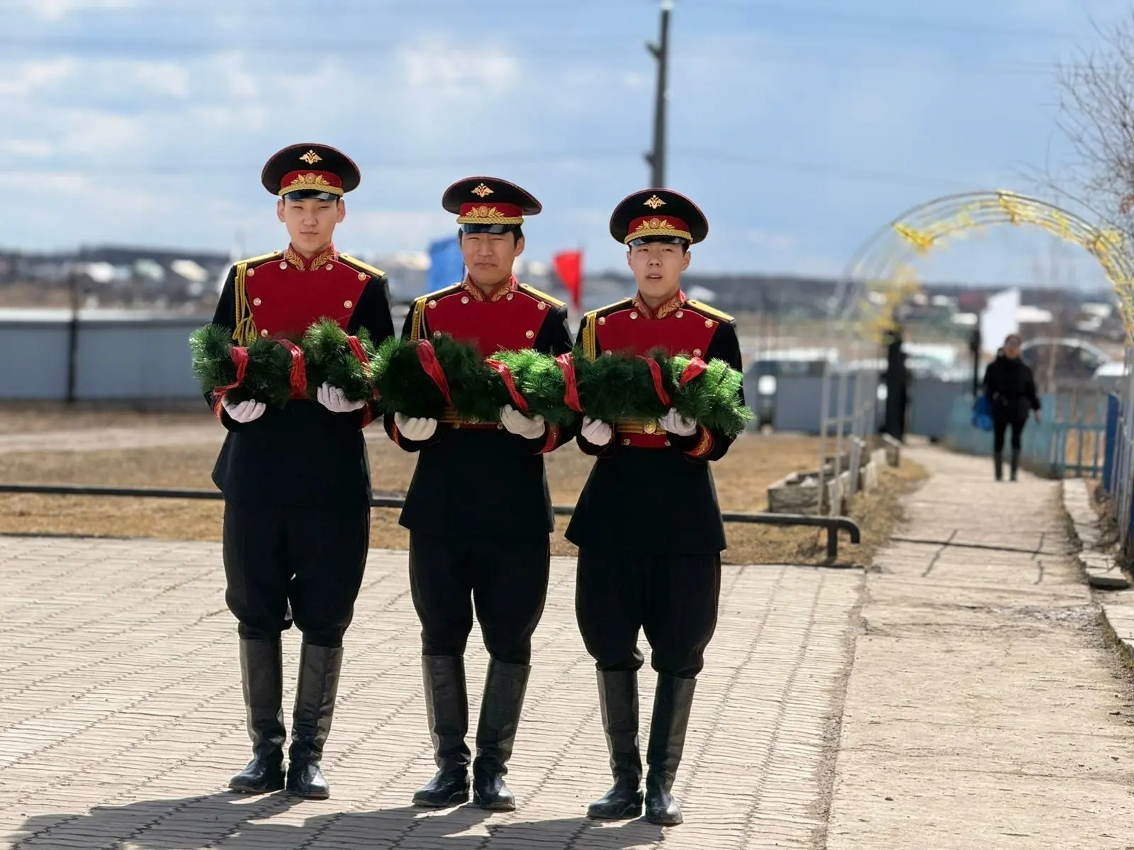 В честь Дня Победы, 9 мая, наша школа ежегодно приглашает жителей микрорайона, детей войны и тружени