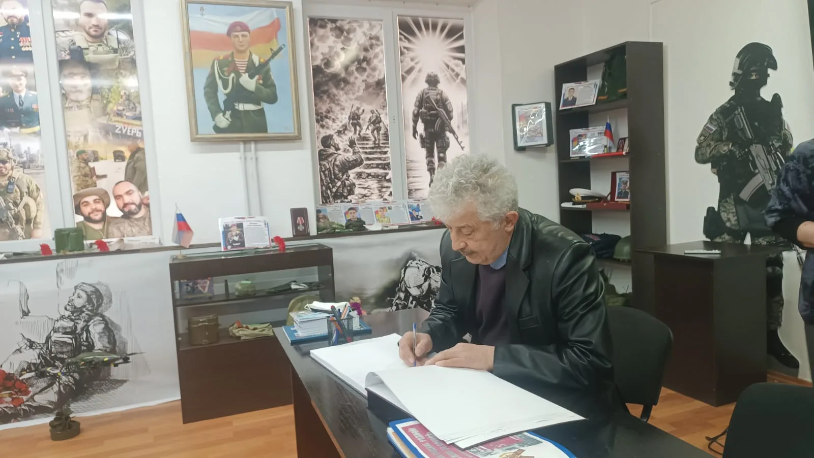 Наш школьный музей боевой славы принял в своих стенах выдающегося оперного певца, Заслуженного артис