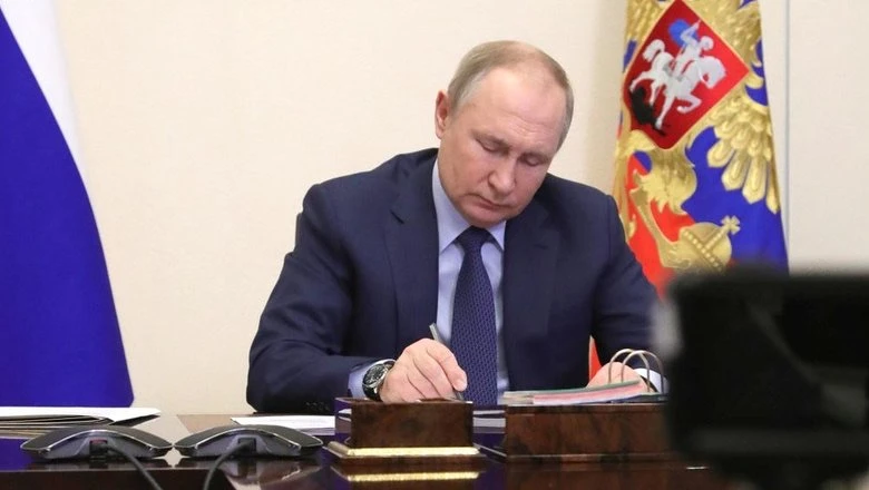Владимир Путин подписал первый в России закон об искусственном интеллекте. Документ вводит понятия с
