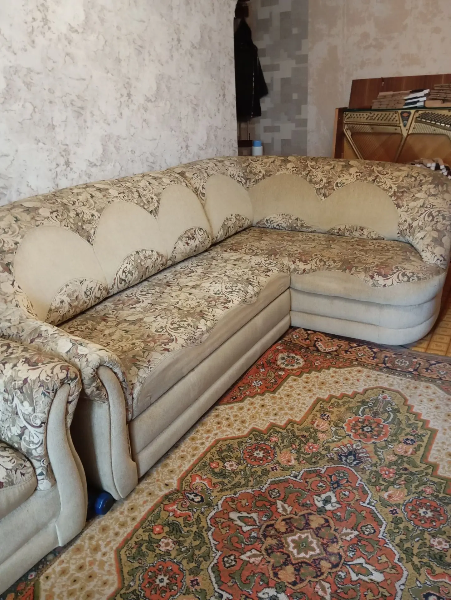 Продам угловой диван, состояние отличное 25000р., кресло 5000т.р. Макеевка, центр Гвард...