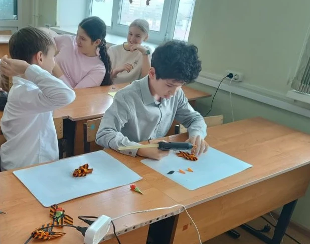 🎗 Мастер-класс по изготовлению георгиевской ленточки в 6А классе ⁣ 🎗 В 6А классе прошёл тематический