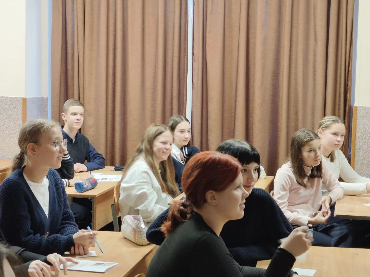 Декада русского языка и литературы в нашей школе в этом году началась с проекта «Книжная галерея». М