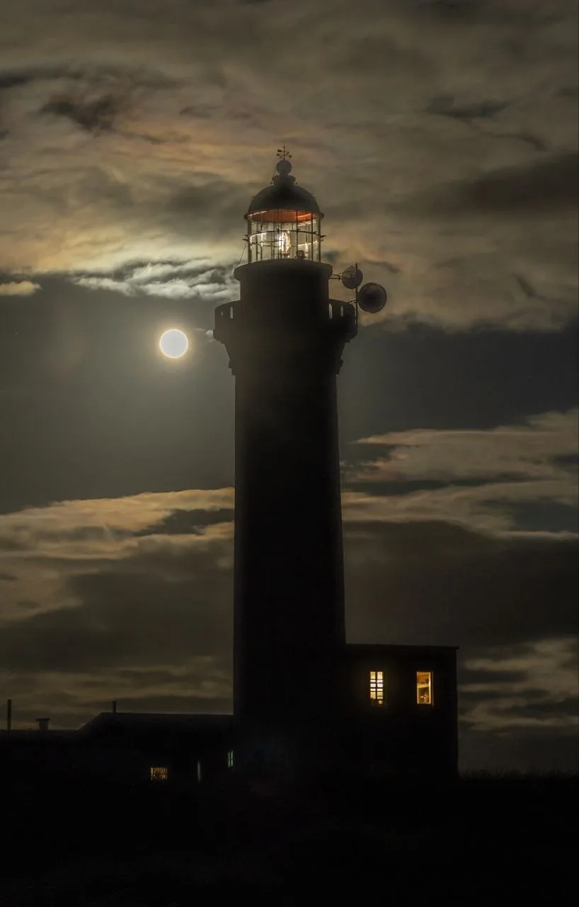 Что ярче, луна или маяк?) Полнолуние на мысе Слепиковского 🌝