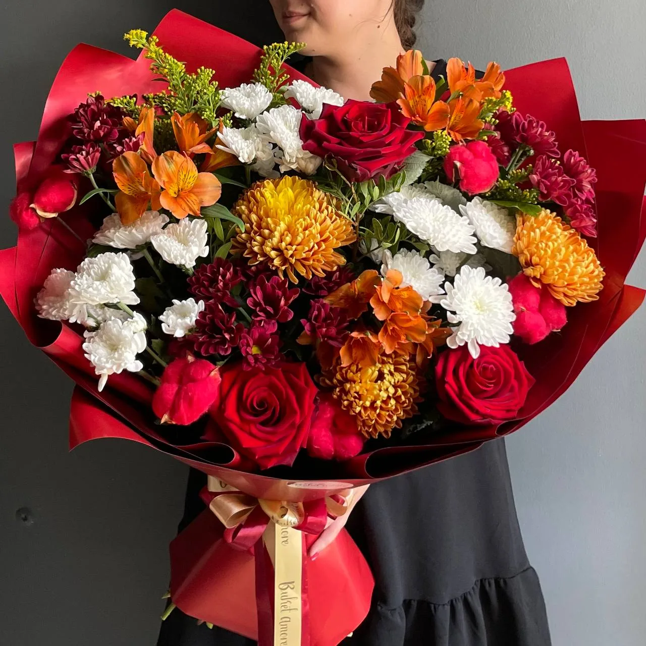 Яркий букет из алых роз, пушистых хризантем и нежных альстромерий 🧡