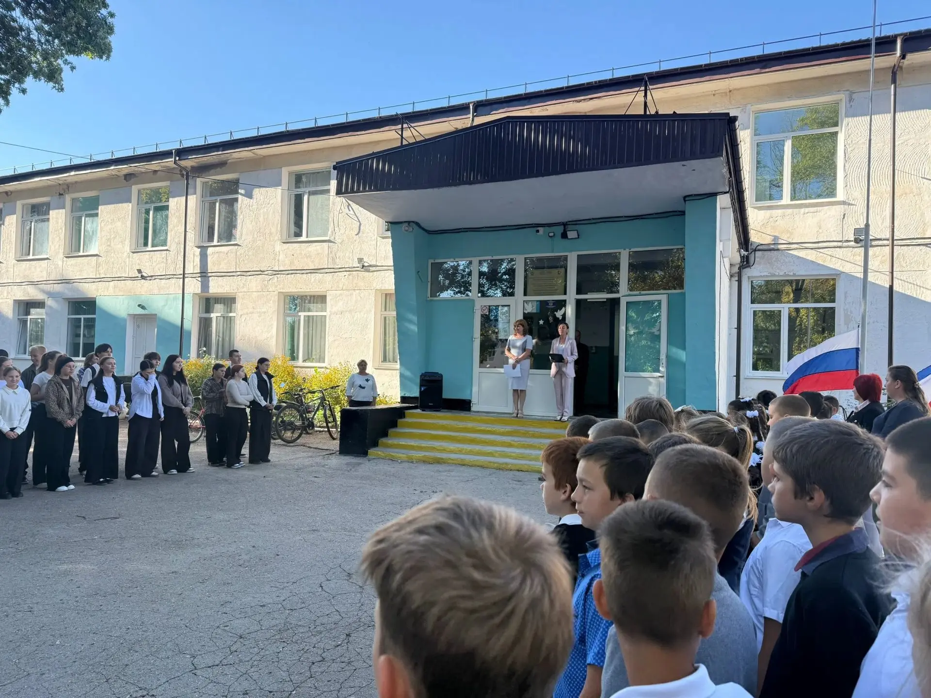 Сегодня, 7 сентября, в МБОУ «Русаковская СШ» прошла первая торжественная линейка поднят...