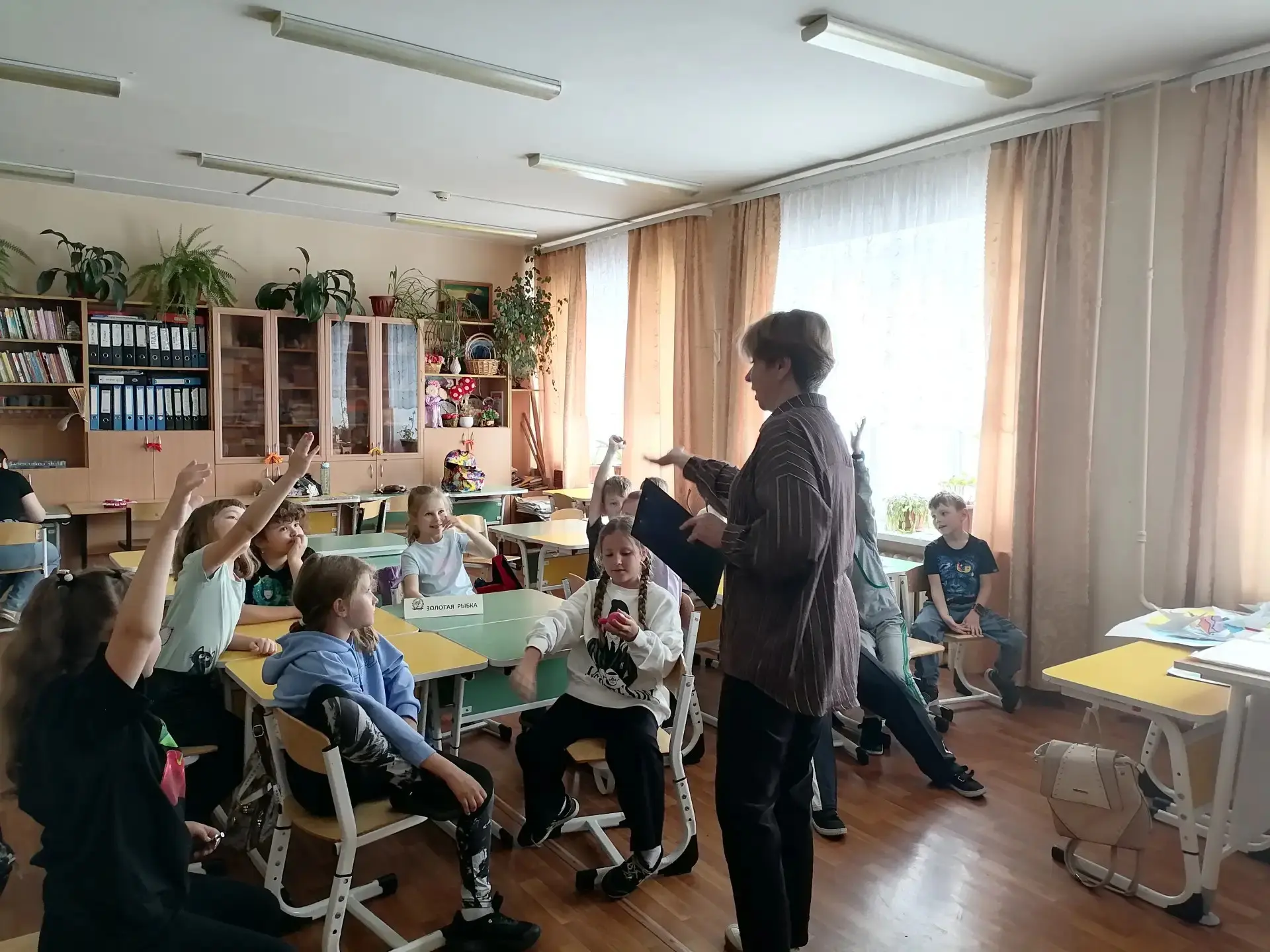 ЧИТАЙТЕ САМИ! ЧИТАЙТЕ С НАМИ!📚

В ГОСТЯХ У СКАЗКИ!📖

Сегодня ребята 3 отряда летнего лагеря «Свето