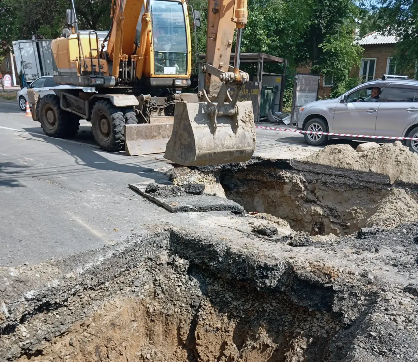 Серия снимков - с места работ на улице Нариманова 👨‍🔧🚜

Накануне оттуда поступило сообщение о про