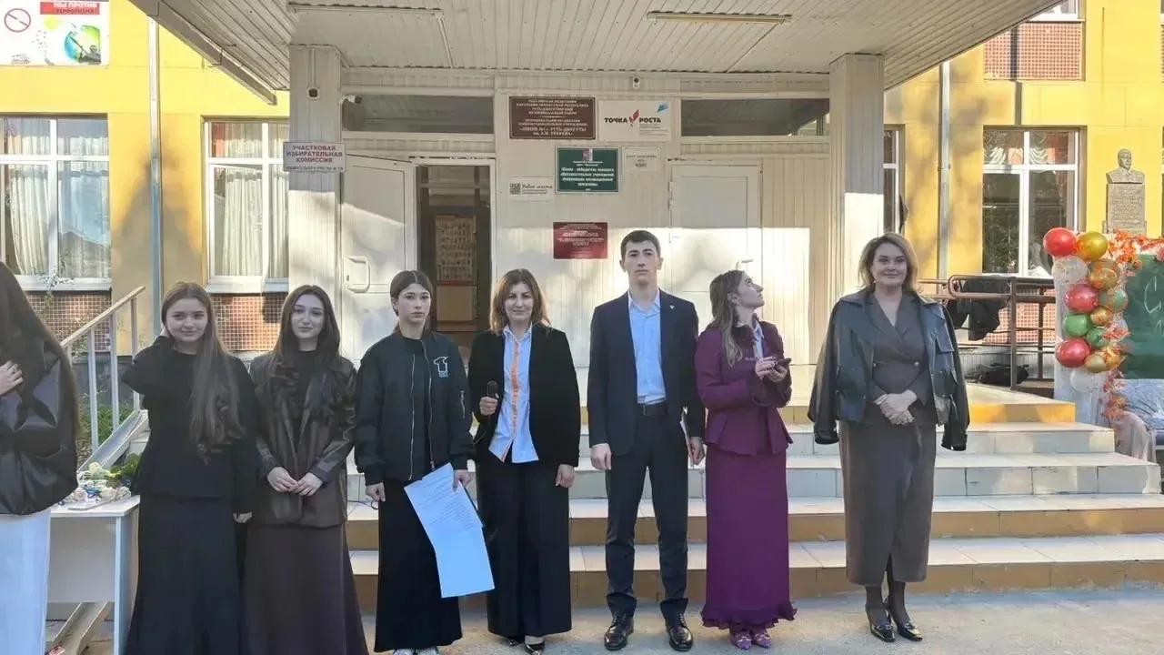 🎓 «Класс учителей»: в Лицее №1 прошла необычная линейка ко Дню учителя!