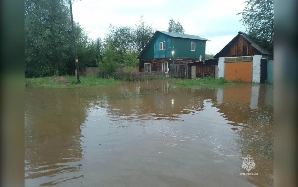 Шесть домов затопило после ливней в селе на юге края