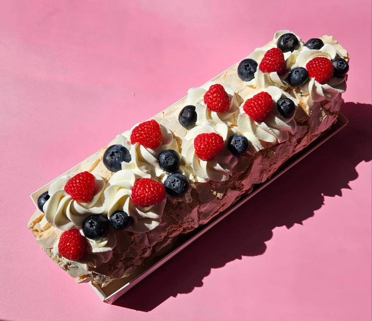 Шикарный меренговый рулет с начинкой «малина-голубика» 🍓🫐 отправляется прямо сейчас к...