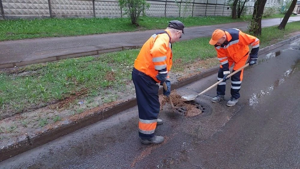 ⛈ В Сыктывкаре идут работы по устранению последствий ночной грозы  Из-за сильного дождя на нескольки