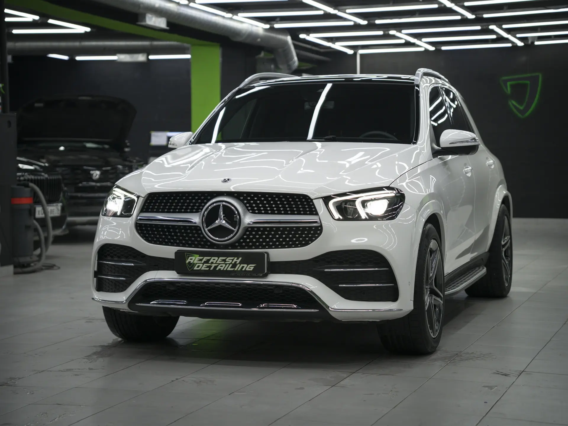 ⚡️Для этого Mercedes GLE уже выполнили ламинацию карбоном элементов интерьера и освежили цвет тормоз