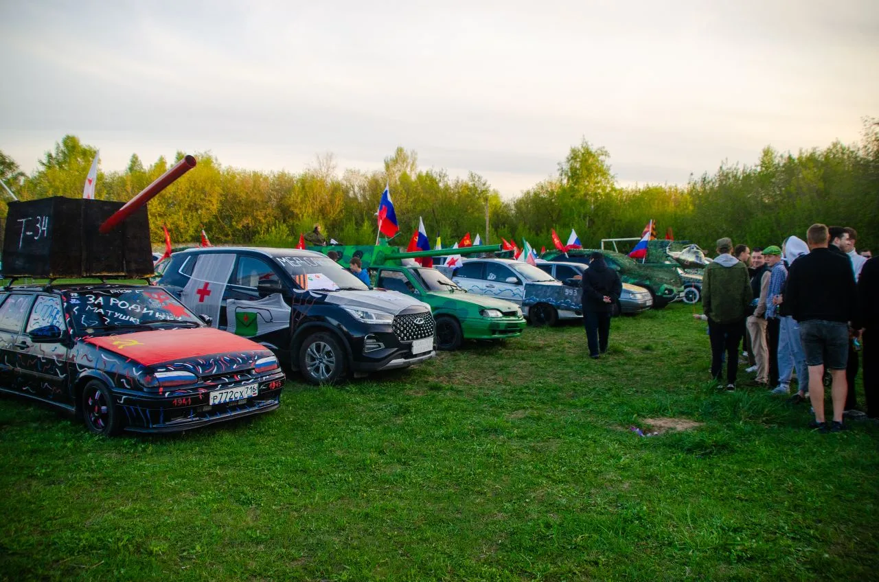 🔥 Вечером 9 мая 2026 года в парке «Молодёжный» состоялся поселковый патриотический кон...