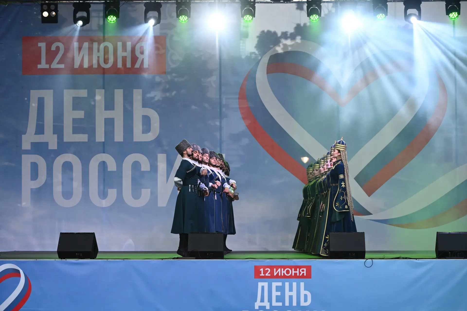 Сегодняшний праздник – День России, – вопреки непогоде, собрал на главной площади респу...