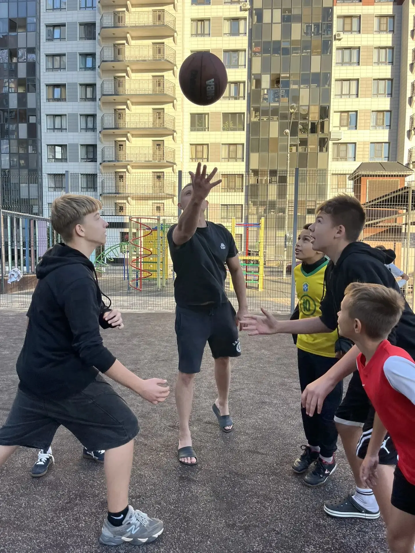 На спортивных площадках города кипит настоящая баскетбольная жизнь — и всё благодаря ин...