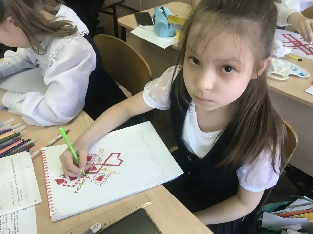 В рамках недели чувашского языка во 2Б классе прошёл конкурс «Чувашские узоры».