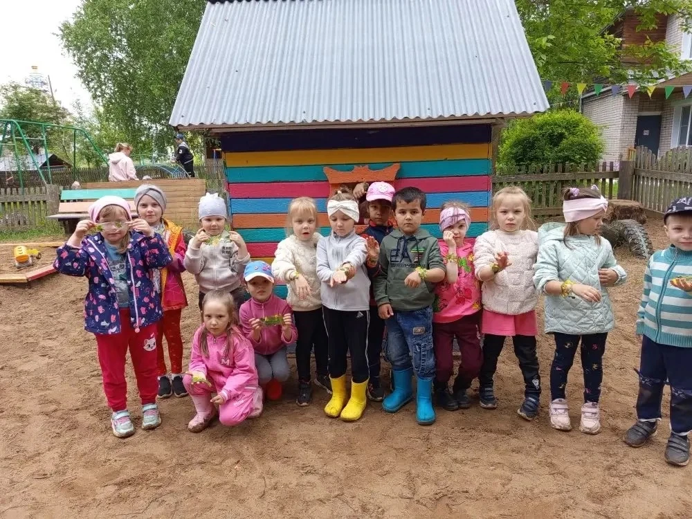 🌼 Творческая прогулка: браслеты из природы! 🌼

Во время прогулки наши маленькие исследователи откр