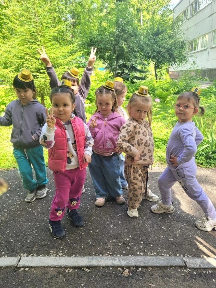 Дети - лучшее лекарство от любой непогоды! ☔️🧒👧 Пусть за окном капает дождик, а у нас...