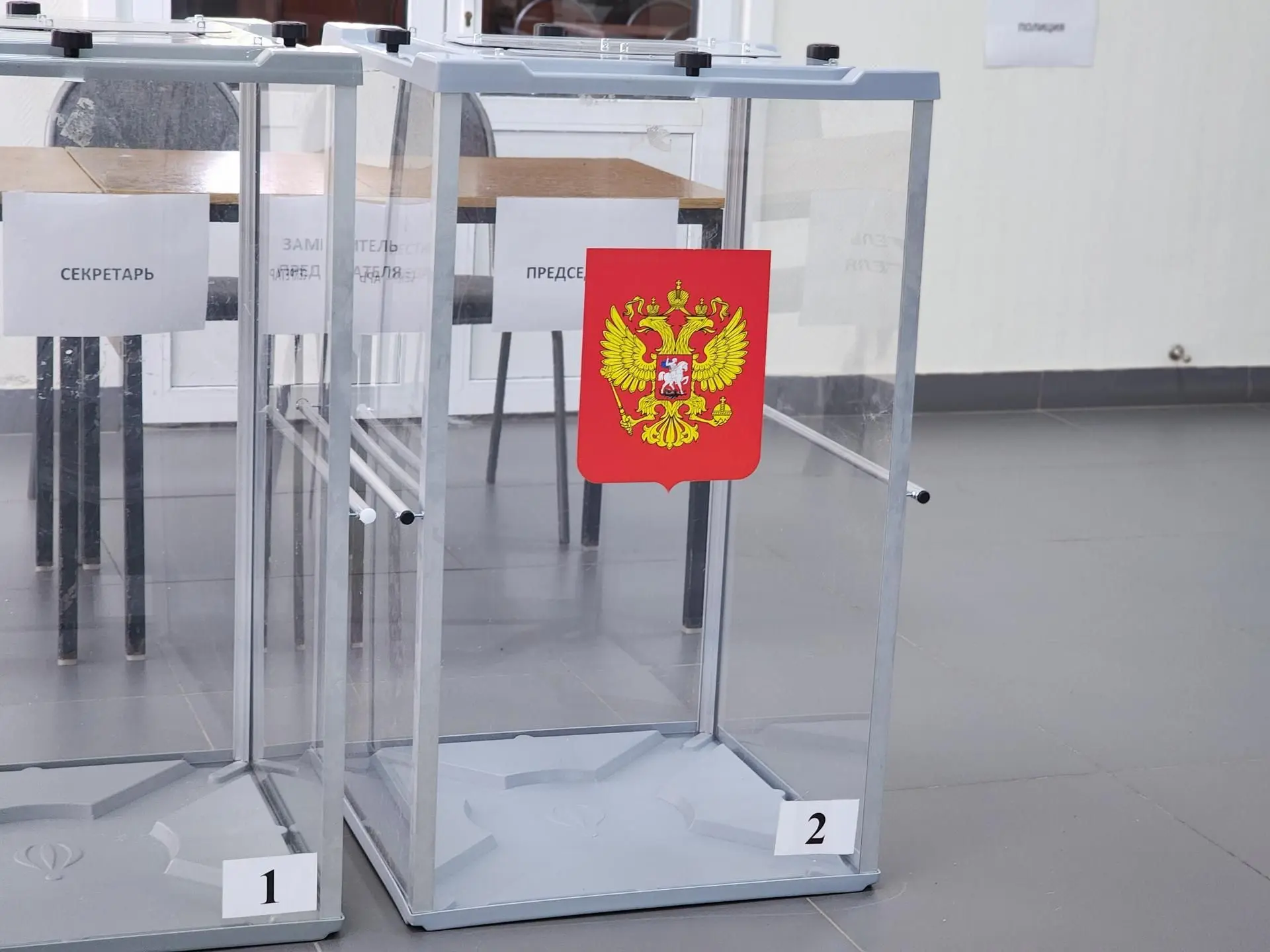 Кабинки для голосования уже на своих местах. Камеры установлены. Оборудование проверяют...