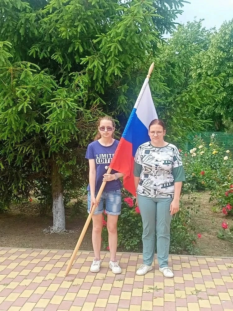 🇷🇺 Акция «Флаги России»

Бабовниковы Софья и Мария , учащиеся 8 класса, с гордостью принимает учас