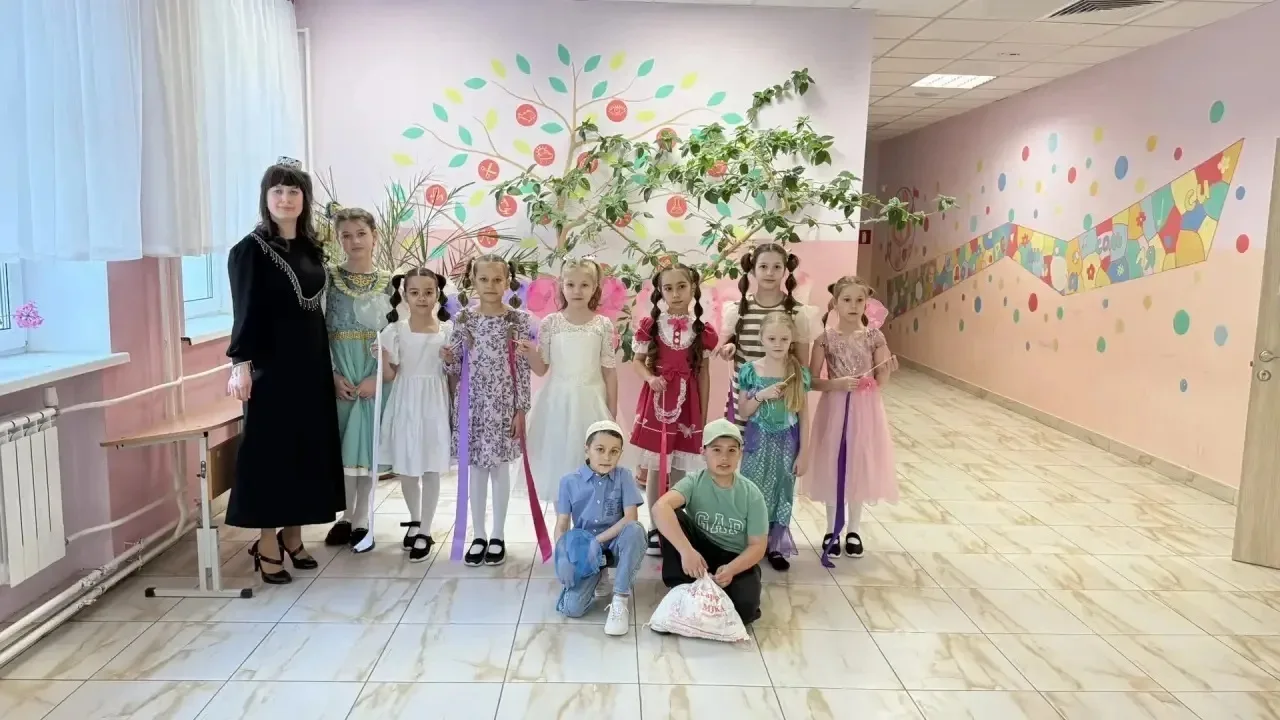 🎉 Сегодня в Высокогорской школе №4 прошёл районный фестиваль «Тукай кайта безгә язларда»! 🌸  Наши уч