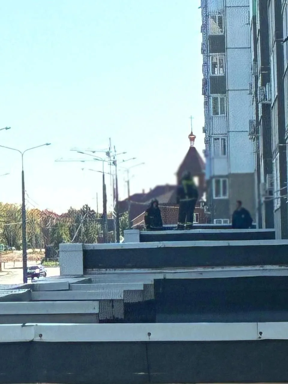 В Оренбурге на улице Братьев Хусаиновых мужчина выпал из окна, пролетел четыре этажа и ...