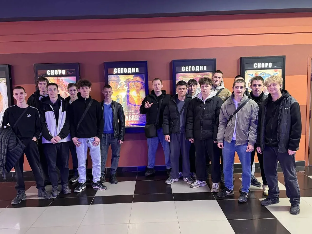 24 марта: Студенты посетили кинотеатр в рамках патриотического воспитания 🎬🇷🇺  Сегодня, 24 марта 202