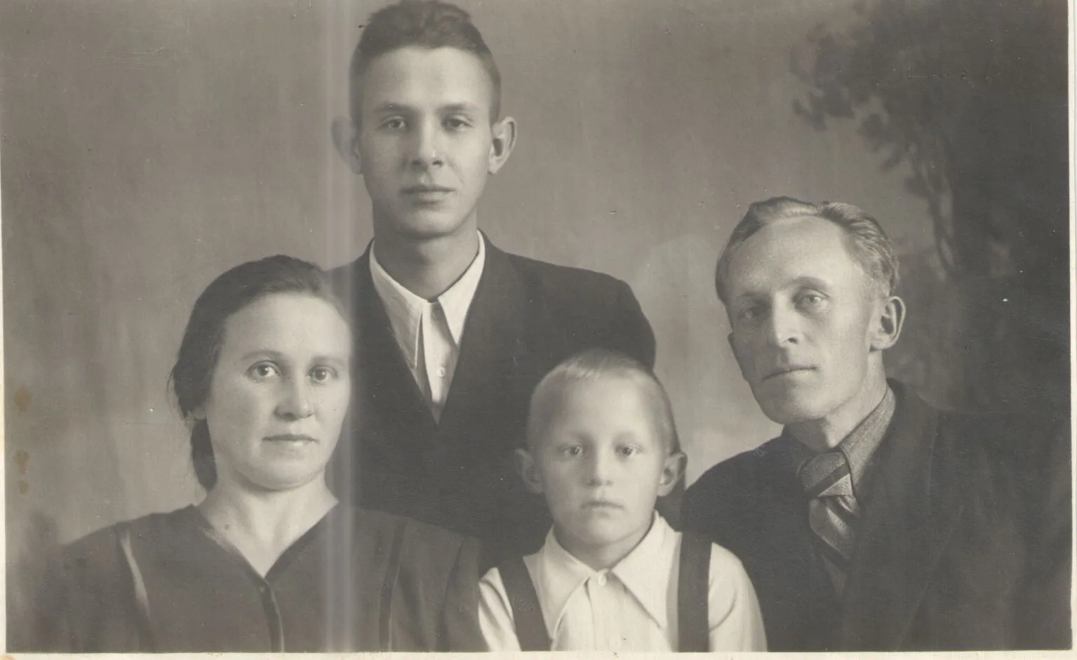 Старые фотографии обладают какой-то особой энергетикой. Смотришь на них — и кажется, чт...