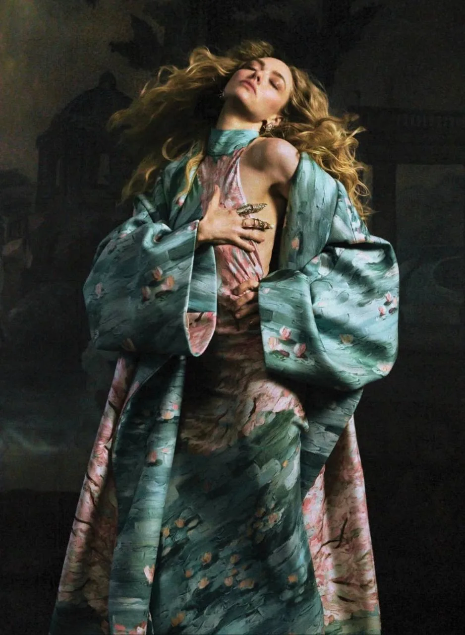 Невероятная съёмка Аманды Сайфред для Flaunt Magazine в объективе фэшн-фотографа Грега Сволса — драм