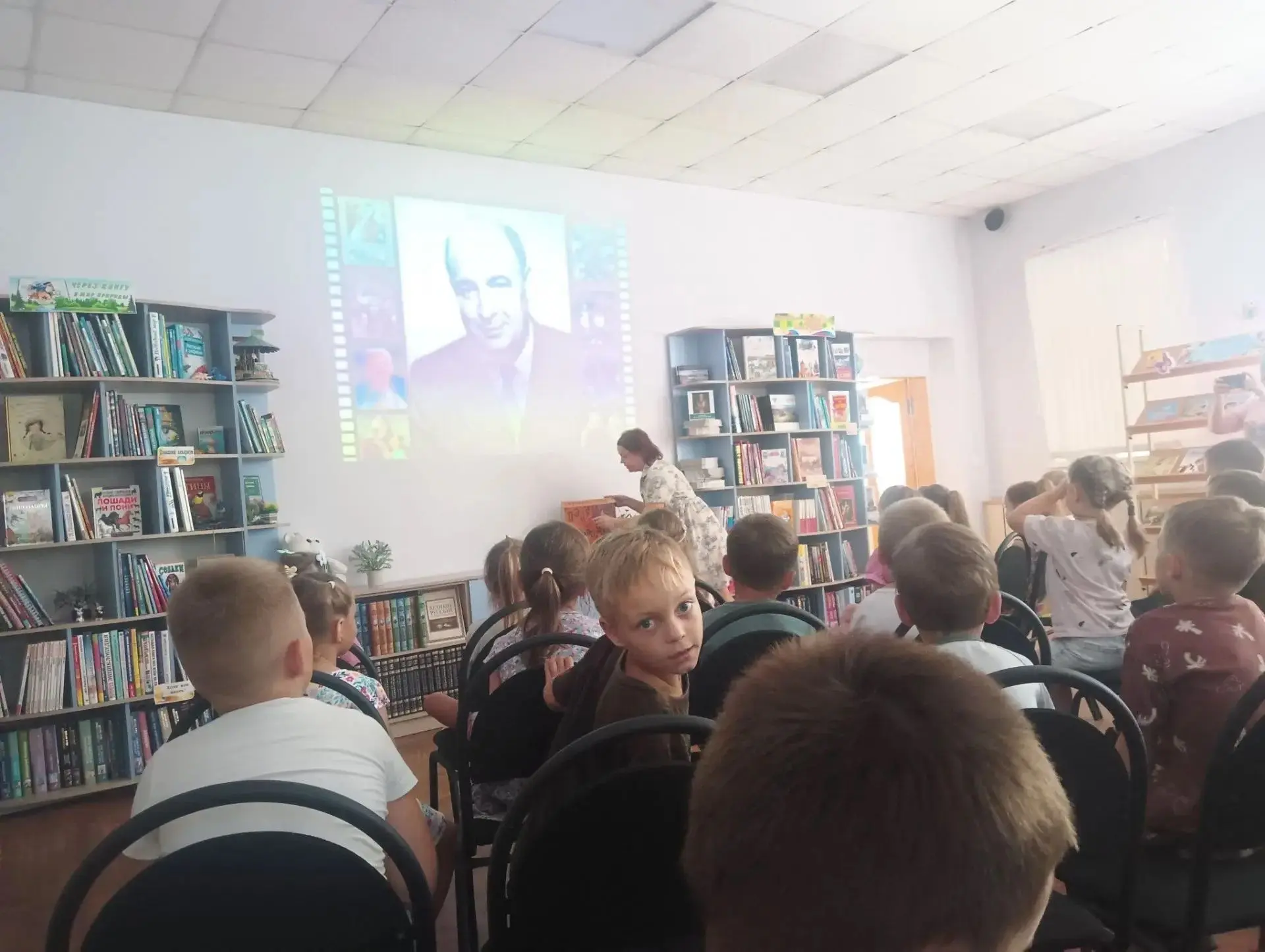🎬Воспитанники подготовительных групп отправились на экскурсию в библиотеку, чтобы погр...