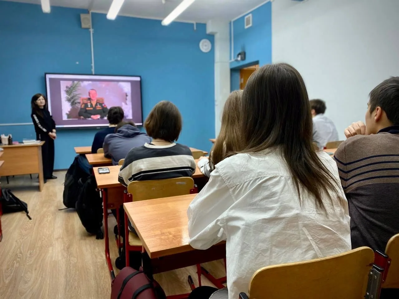 🇷🇺 Сегодняшнее утро в школе началось с торжественной церемонии поднятия Государственного флага Росси