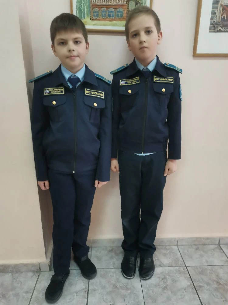 На этой неделе эстафету дежурства в начальной школе переняли ребята 3"Б" класса. Кадеты во главе с к