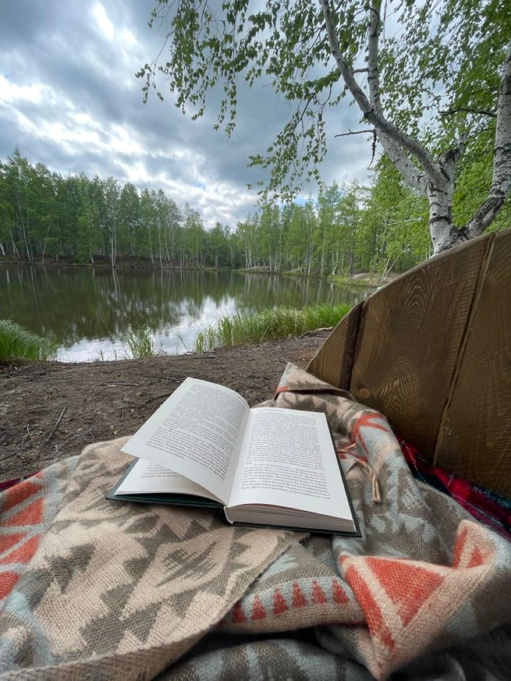 Этим летом в тренде не море, а book-cation. И это уже не просто хобби, а главный вайб сезона-2026. Т
