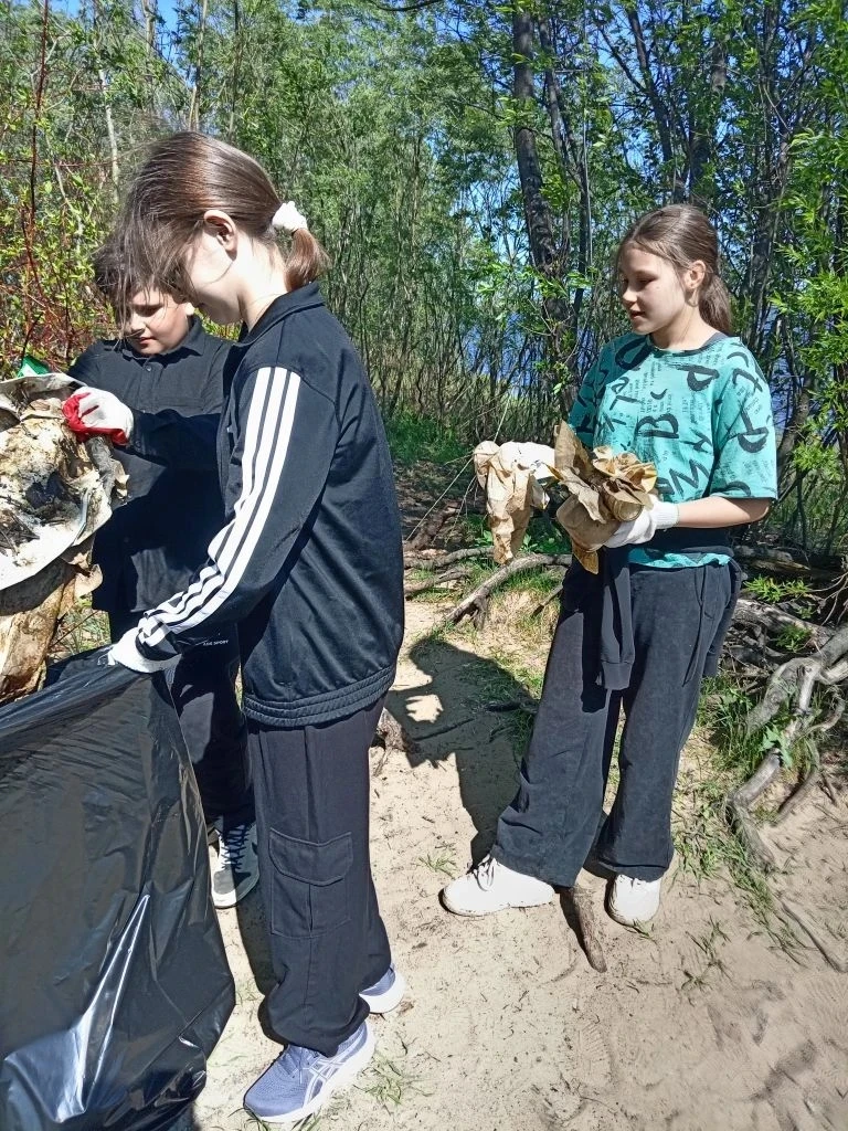 20 мая учащиеся 6 «А» класса приняли участие в субботнике по уборке прибрежной территории реки Кузне