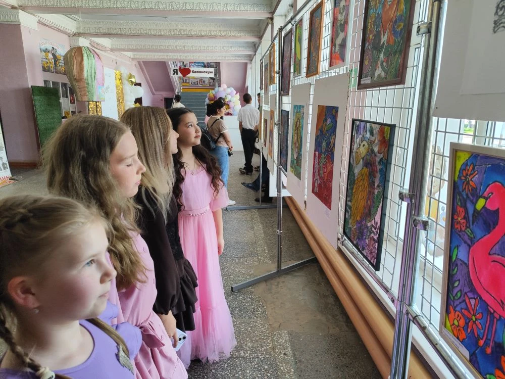 ✨🎨 В фойе Дома культуры станицы Казанской в рамках выпускного вечера была представлена...