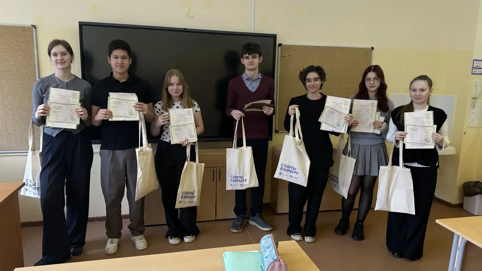 🌀 Первая квалификация: ученики медиакласса получили свидетельства о профессии  📸 Качественный визуал