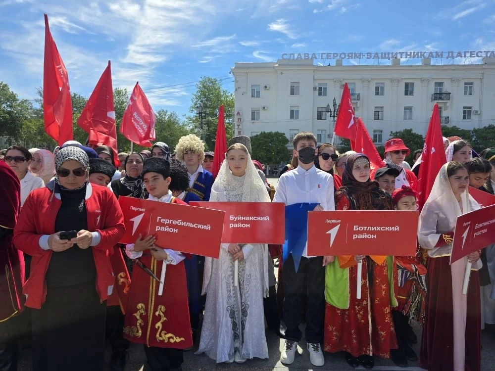 🔥 Парад наследников Победы объединил 5000 Первых!  На площади им. Ленина прошёл масштабный парад Дви