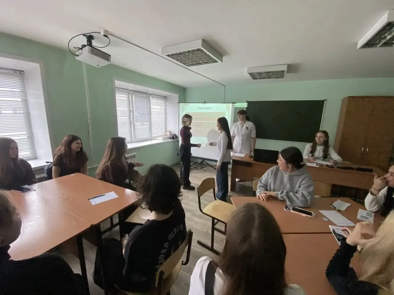 📌 Профориентация в действии! Старшеклассники нашей школы посетили День открытых дверей в Кузбасском 