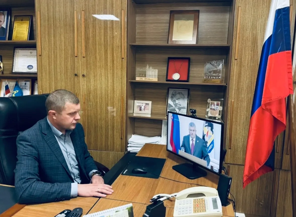 Губернатор Новгородской области Александр Валентинович Дронов представил перед депутата...