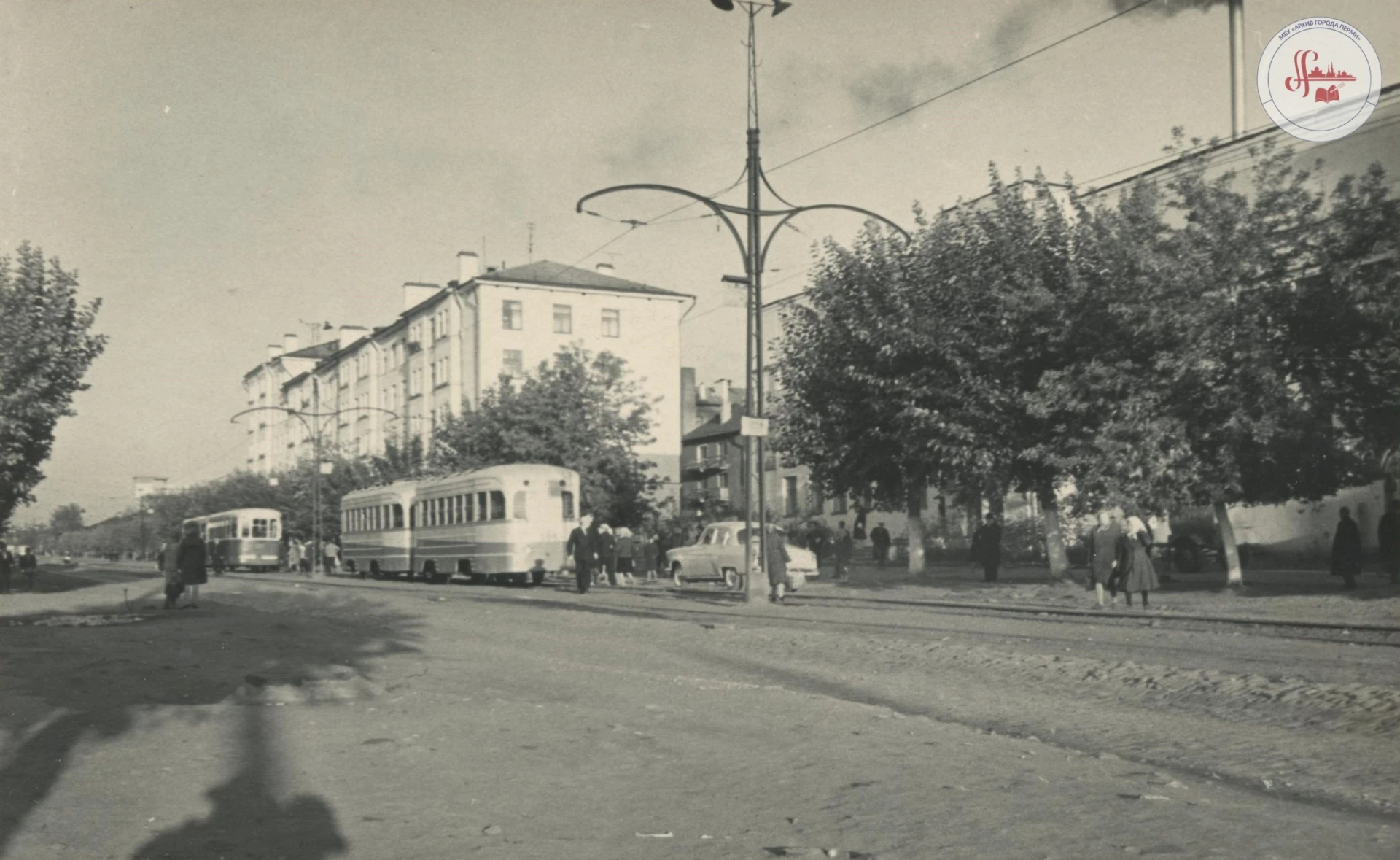 Улица Ленина в районе ул. Борчанинова, трамвайная линия с трамваями. На заднем плане за...