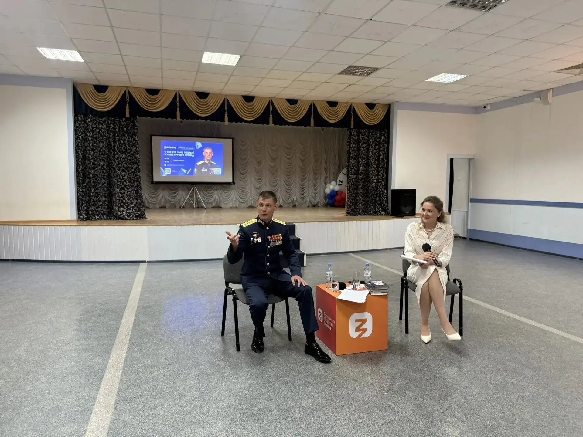 «В детстве я читал правильные книги»: поэт‑фронтовик Сергей Лобанов встретился с оренбургскими школь