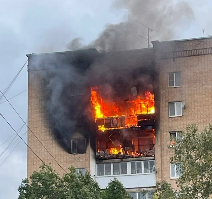 🙏 В Научном городке полицейские спасли людей из горящего дома