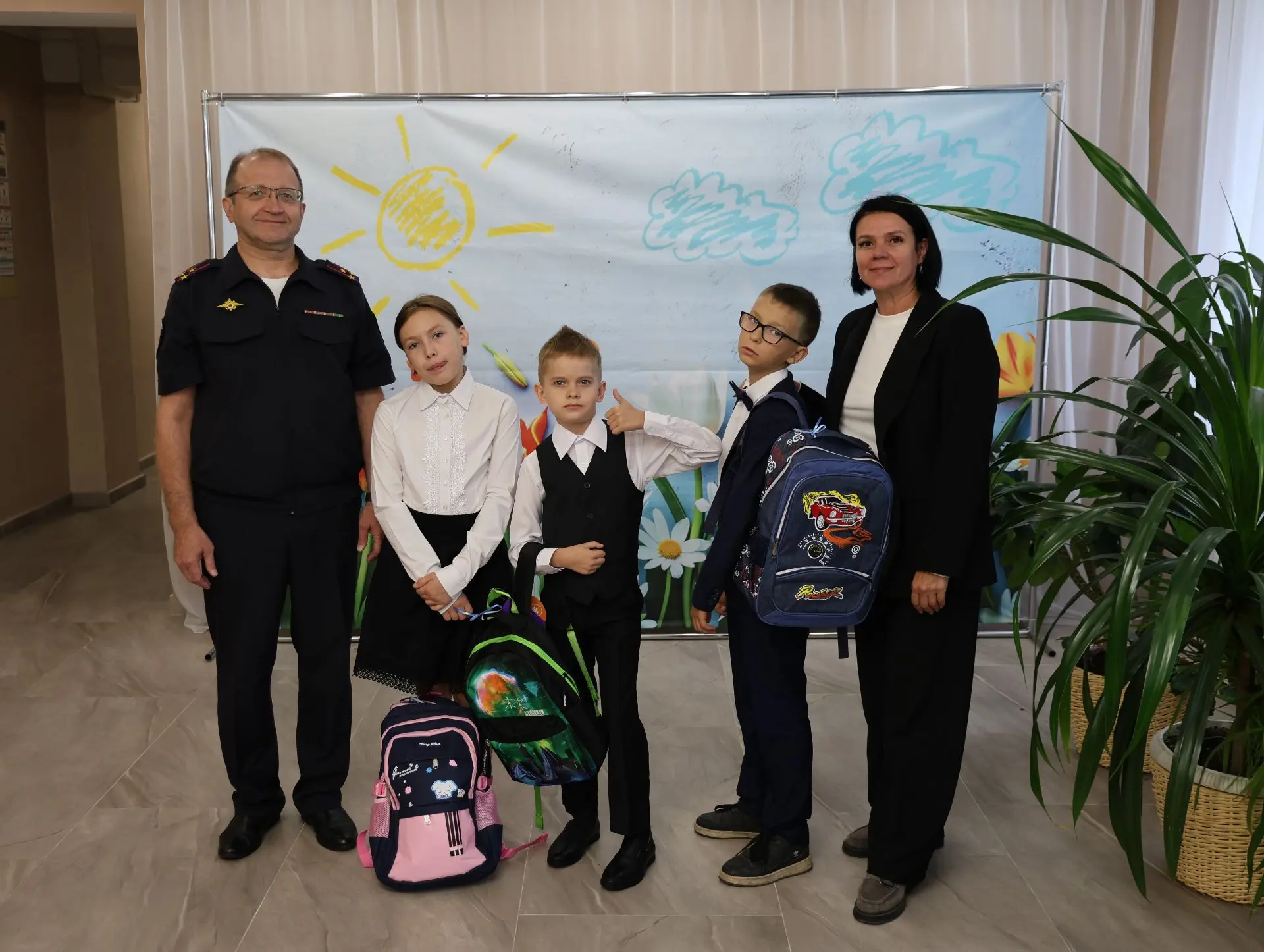 В Иркутске эксперты-криминалисты помогли собраться в школу детям из социально-реабилита...