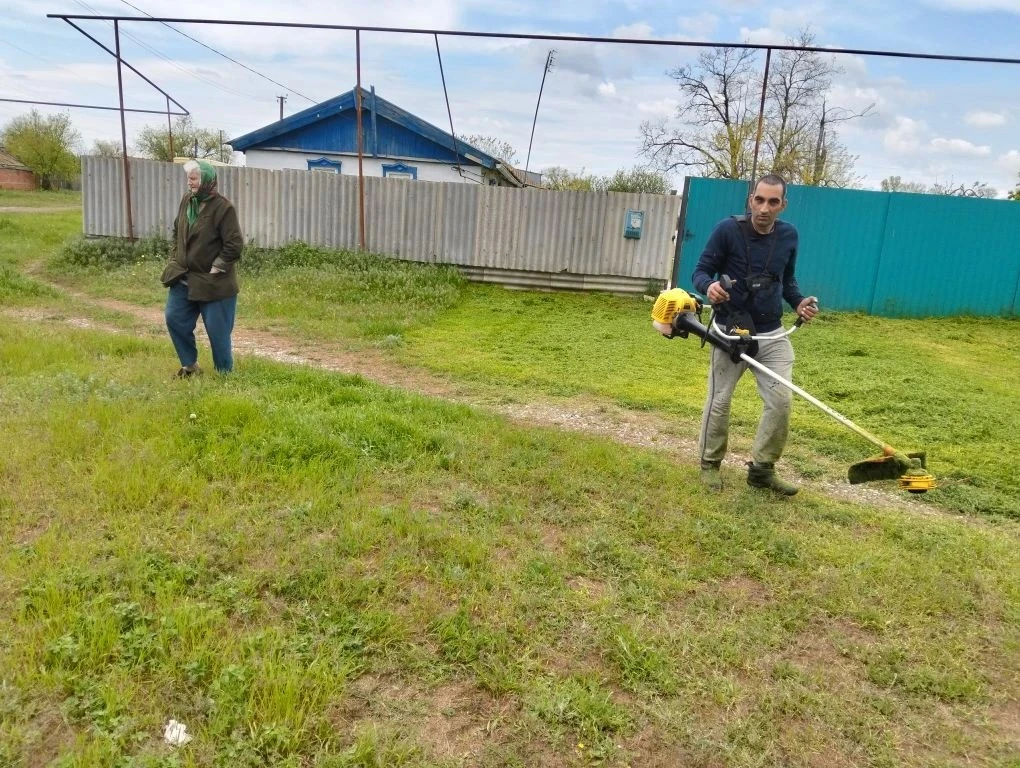 Сотрудники БУ РК «Приютненский КЦСОН» провели покос травы на придомовых участках получа...
