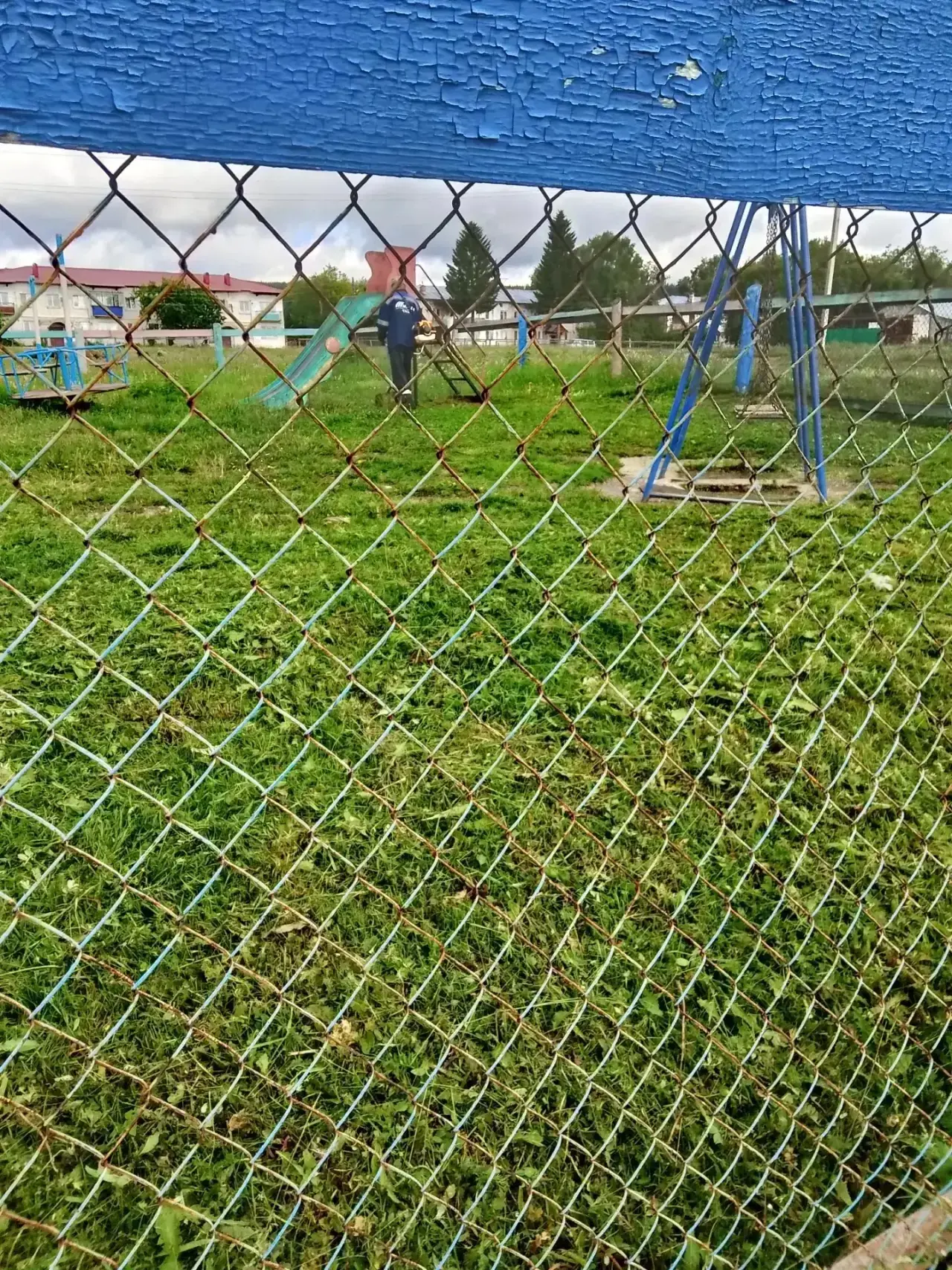 Скосили траву на детской площадке 
с. Тирлянский