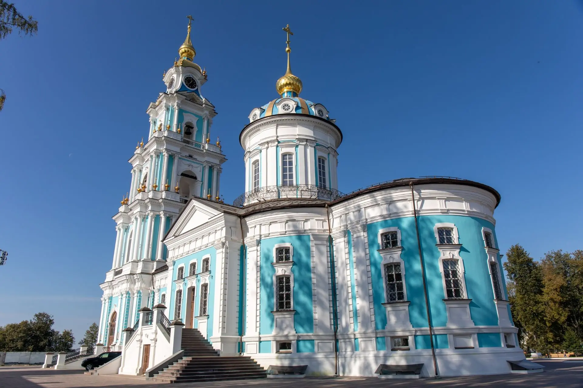 На колокольне Богоявленского кафедрального собора установлено 48 позолоченных кованых в...