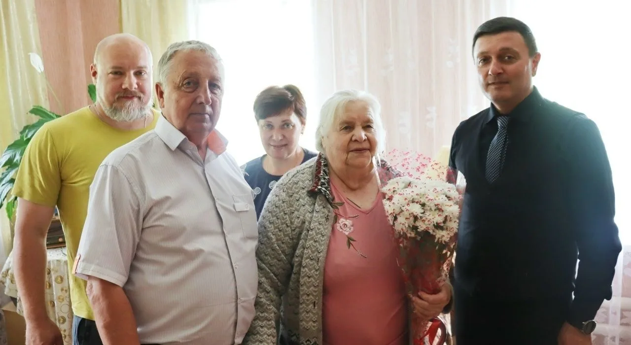 Совместно с главой Мичуринского муниципального округа Г.Д. Хубуловым поздравил с 90-лет...