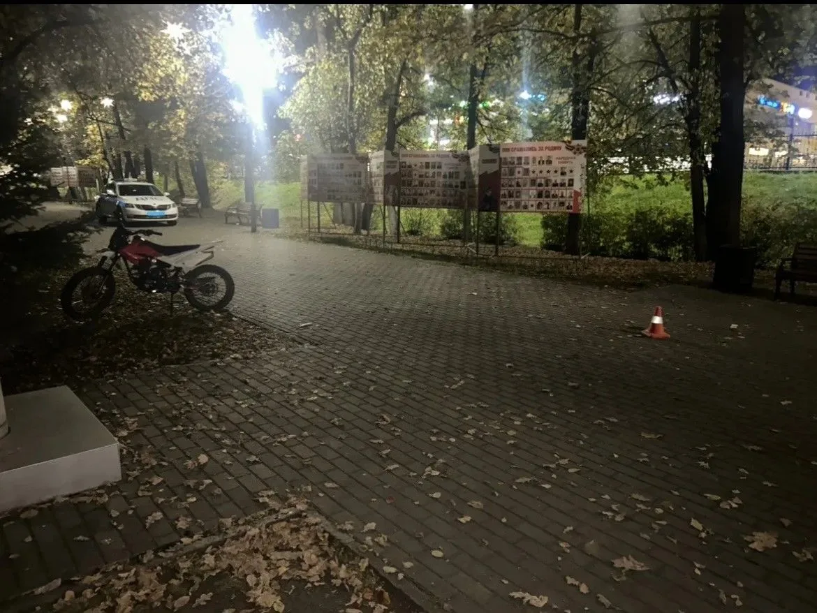 В Парке Победы в Горно-Алтайске нетрезвый 16-летний мотоциклист сбил мужчину. Госпитали...